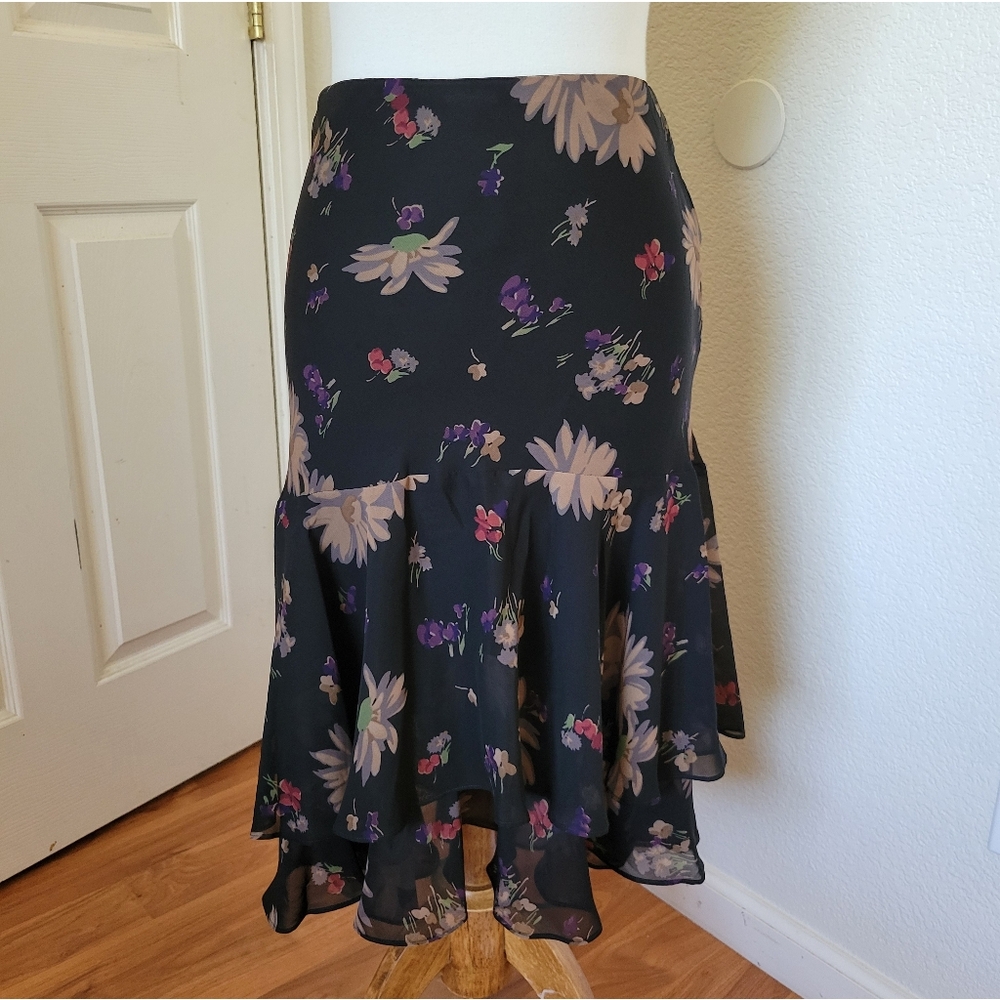 VNT Womens midi floral skirt with scallops size M black with floral pattern